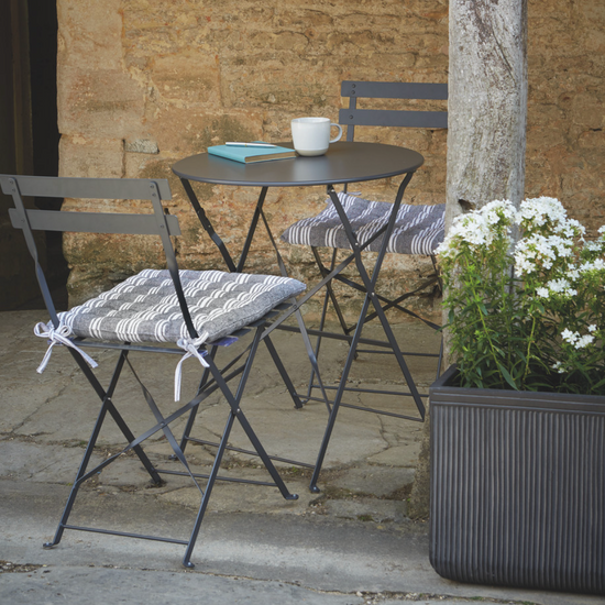 Outdoor metal bistro table and chairs deals